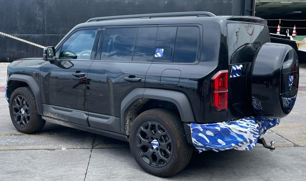 No tamanho, SUV híbrido da Denza faz frente ao Land Rover Defender — Foto: Cauê Lira/Auto News Brasil