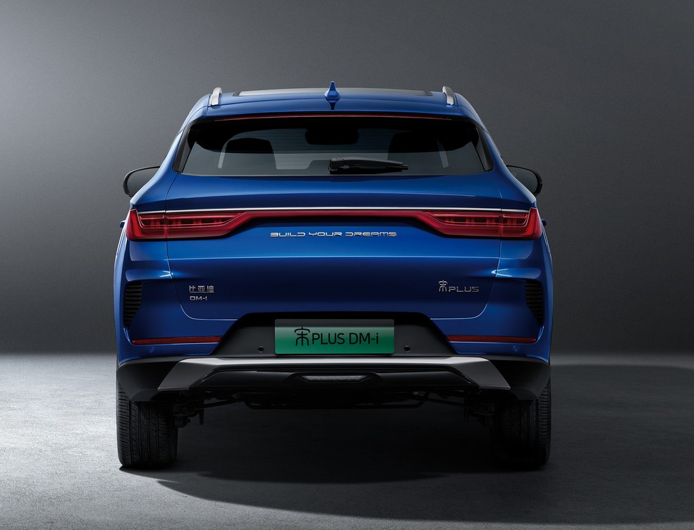 BYD Song Plus híbrido tem as lanternas integradas como todos os carros da marca vendidos no Brasil — Foto: Divulgação