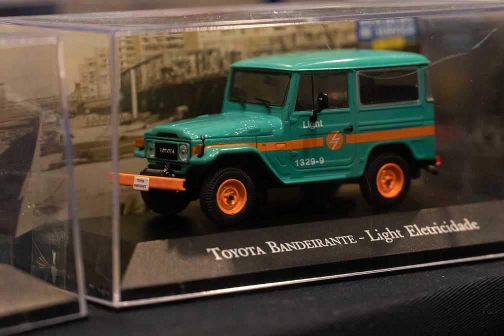 Miniatura de Toyota Bandeirante com pintura de empresa de energia elétrica no Salão Diecast — Foto: Eduardo Palácio/G1