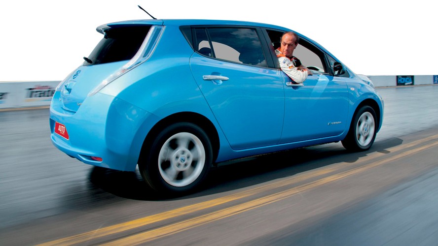 A Nissan tirou os bloqueios do Leaf para bater um recorde de ré