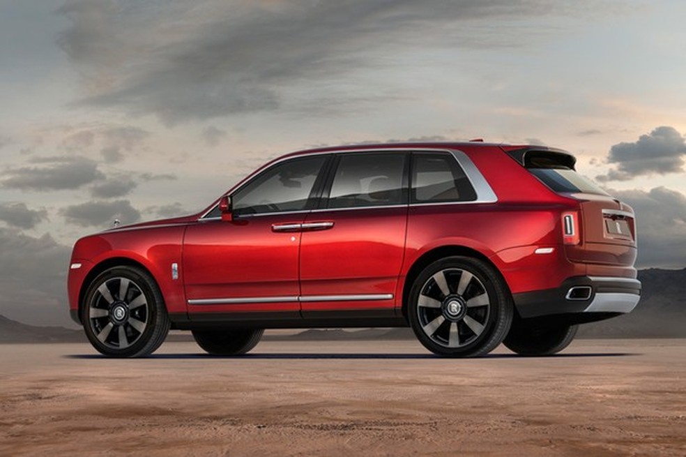 SUV da Rolls-Royce tem portas traseiras com abertura invertida (suicidas) (Foto: Divulgação) — Foto: Auto Esporte