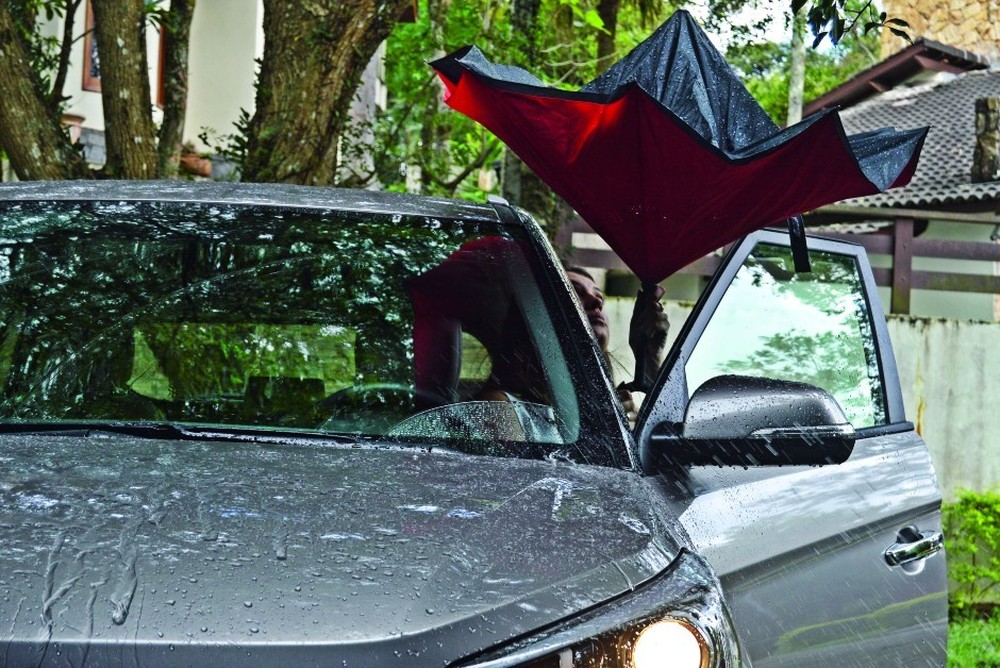 Teste: protetores de guarda-chuvas que prometem deixar o seu carro sequinho