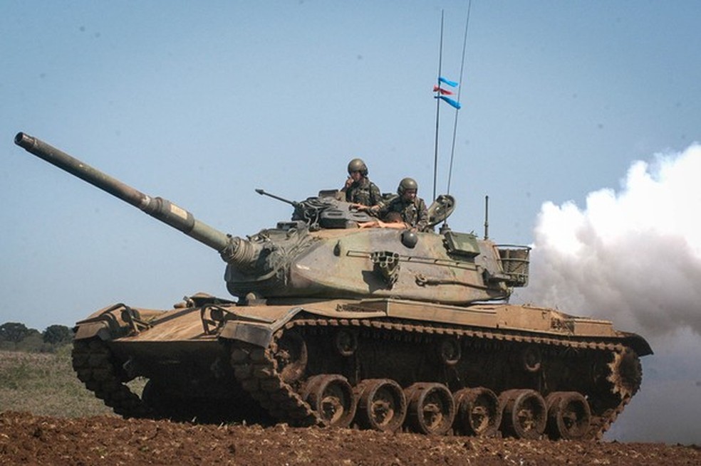 Força no bruta: tanto o M60 quanto o Leopard contam com enormes motores diesel (Foto: Exército Brasileiro/Divulgação) — Foto: Auto Esporte