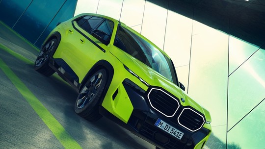 BMW XM tem nova versão de entrada com 469 cv que pode rodar 83 km no modo elétrico 