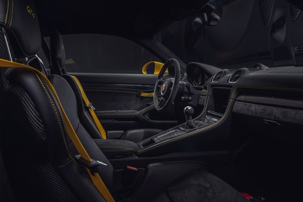Interior tem Alcantara e detalhes de alumínio escovado (Foto: Divulgação) — Foto: Auto Esporte