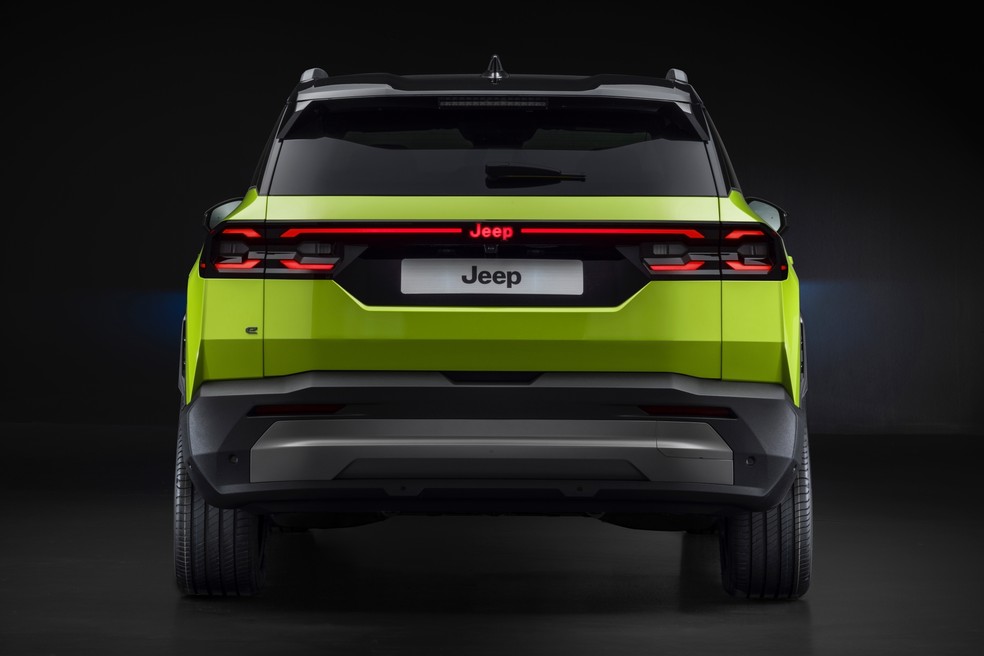 Lanternas formam o característico X dos Jeep clássicos; barra iluminada liga as peças — Foto: Jeep/Divulgação
