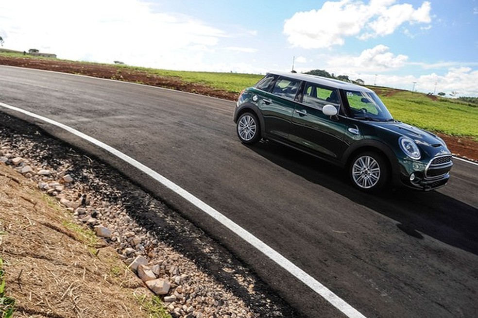 Mini Cooper S 4 portas tem um pouco mais de espaço e câmbio automático  (Foto: Divulgação) — Foto: Auto Esporte