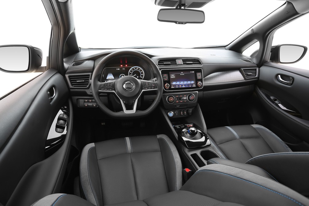 Interior do Nissan Leaf é bastante parecido com o de veículos a combustão — Foto: Divulgação
