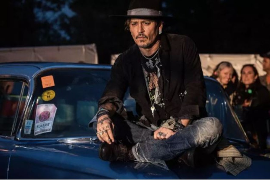 Johnny Depp tem de superesportivo a clássicos na garagem