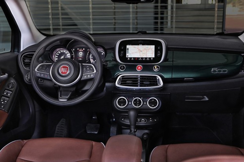 Fiat 500X tem painel com faixa na cor da carroceria (Foto: Divulgação) — Foto: Auto Esporte