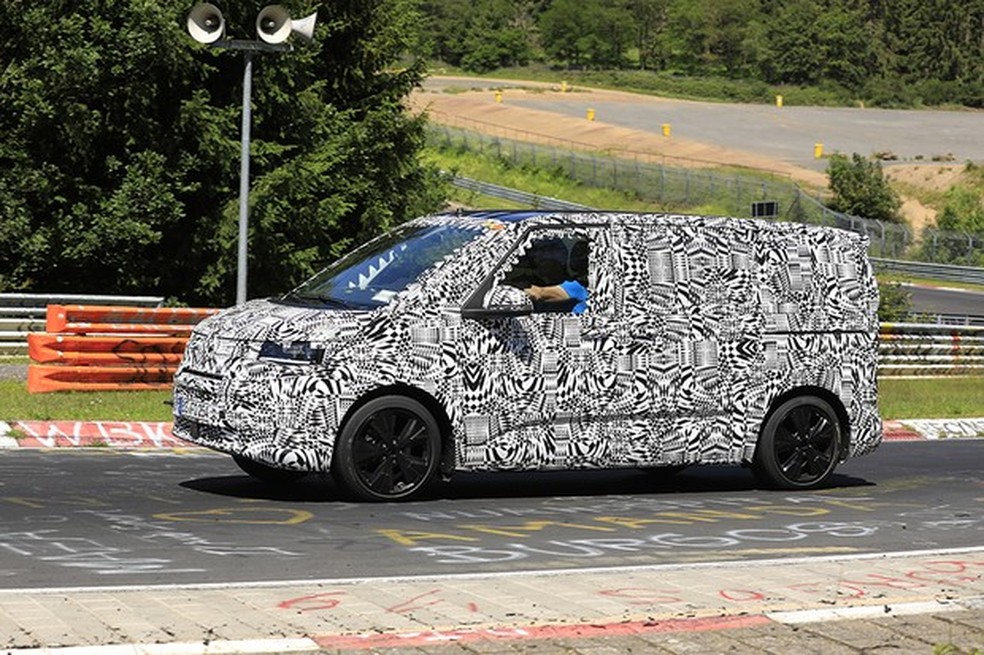 A Kombi passou por uma reestilização e existem planos de lançar um modelo elétrico da "Velha Senhora" em 2022 (Foto: Automedia ) — Foto: Auto Esporte