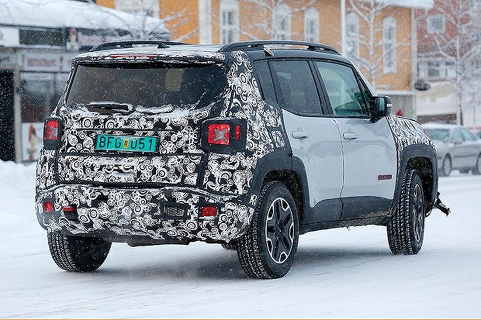 Jeep Renegade reestilizado flagrado em testes nos EUA (Foto: Automedia) — Foto: Auto Esporte