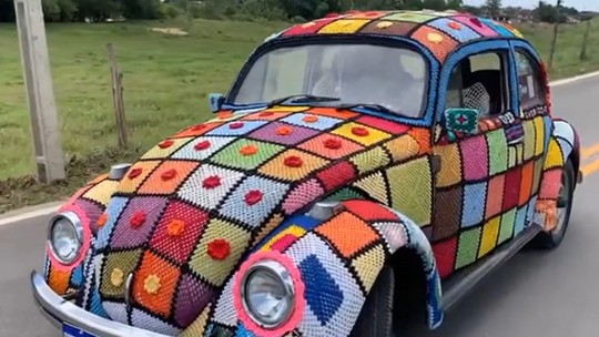 Artesã veste VW Fusca de crochê para vencer depressão: "Cura da alma"