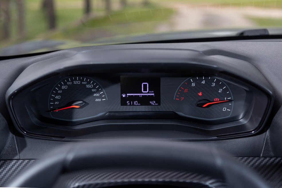 Conta-giros e velocímetro correm em direções opostas — Foto: Renato Durães/Auto News Brasil