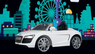 Audi R8 Fabricante: Biemme Preço: R$ 2.099 Peso: 18,5 kg Velocidade máxima: 3 km/h Ponto positivo: capô abre com imitação de motor; entrada para cabo auxiliar Ponto negativo: câmbio lateral baixo