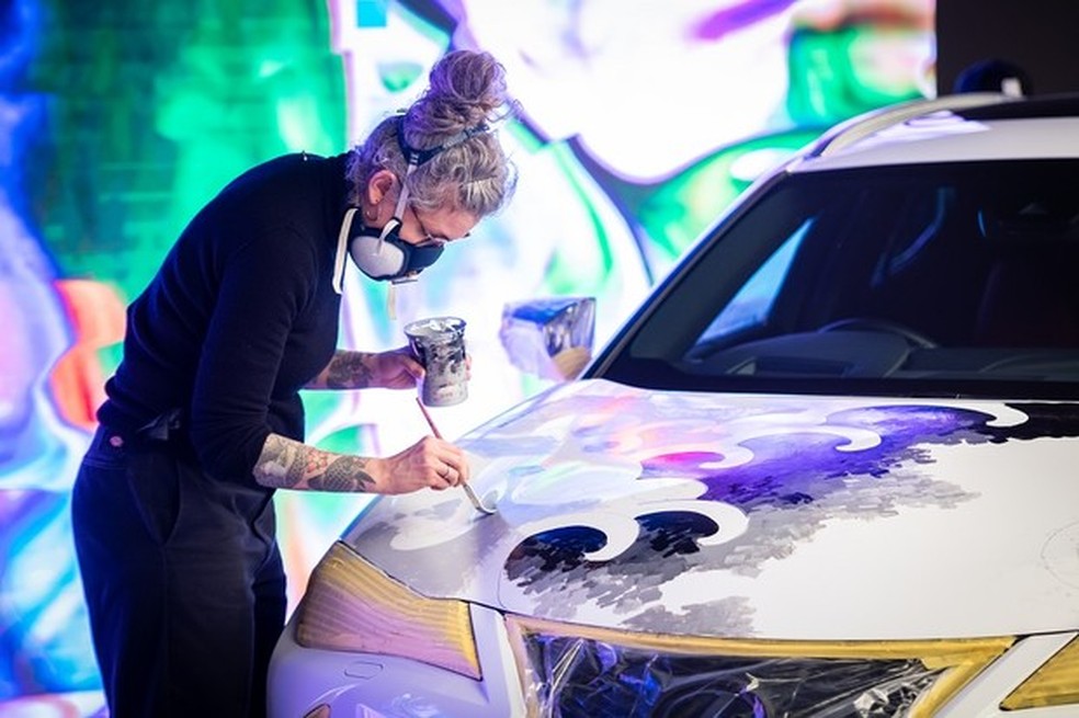 A artista trocou as agulhas de tatuagem pelo pincel (Foto: Divulgação) — Foto: Auto Esporte