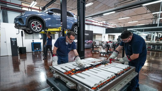 Como funciona a manutenção da bateria em carros elétricos e híbridos? Como funciona a manutenção da bateria em carros elétricos e híbridos?