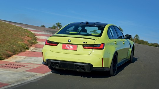 Por que carro sedã não tem limpador do vidro traseiro?