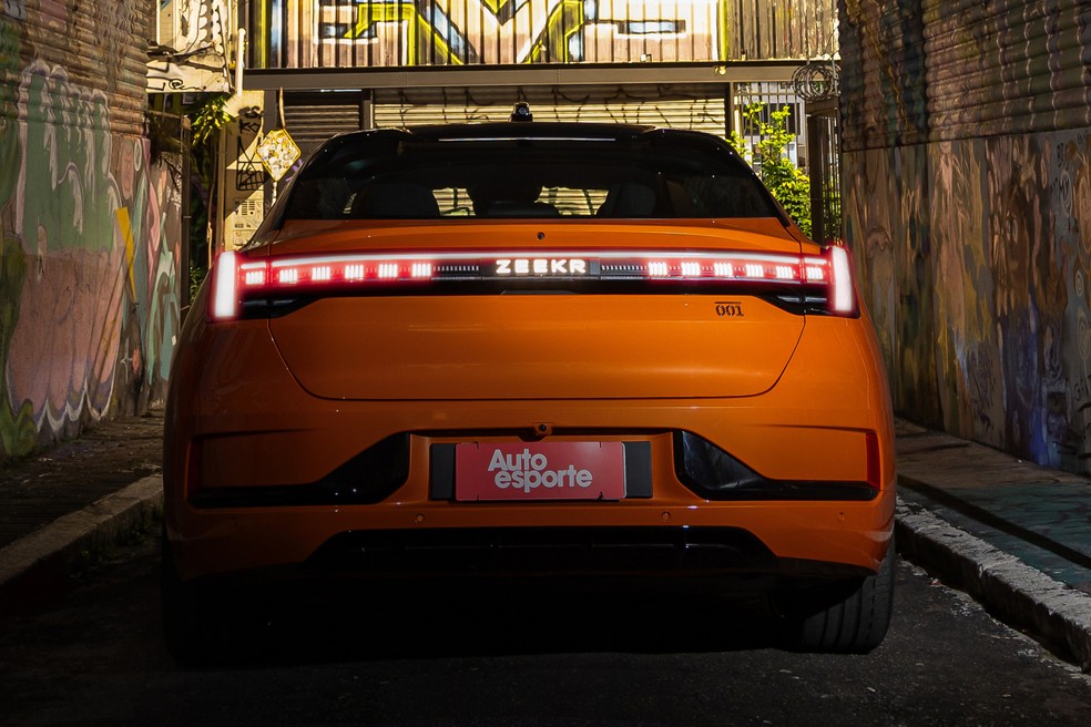 O Zeekr 001 é um crossover elétrico que possui dimensões generosas — Foto: Renato Durães/Auto News Brasil