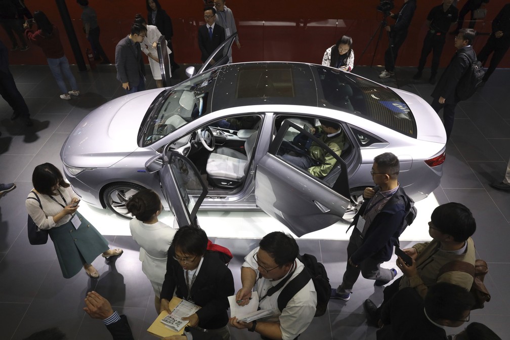 Fabricante chinesa Geely exibe um sedã da nova marca Geometry, especializada em veículos elétricos — Foto: Ng Han Guan/AP