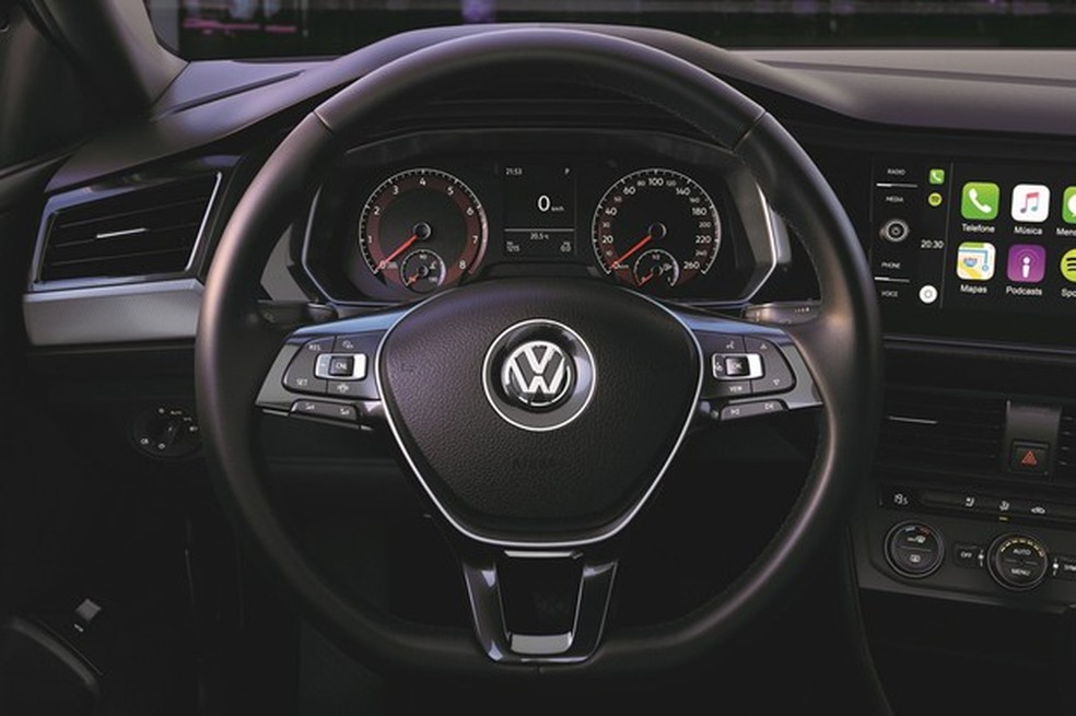 Quadro de instrumentos é analógico, o painel digital é restrito ao Jetta R-Line (Foto: Divulgação) — Foto: Auto Esporte
