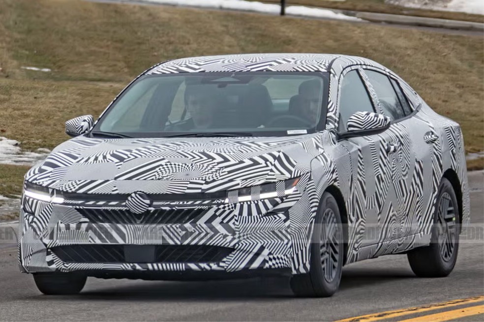 Novo Nissan Sentra também já foi flagrado nos Estados Unidos — Foto: Reprodução/CarAndDriver