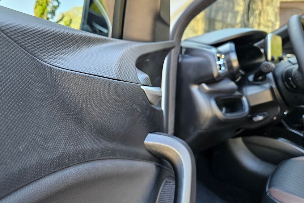 Fiat Cronos tem presença de bastante plástico rígido no painel e portas — Foto: Lucas Moraes/Auto News Brasil