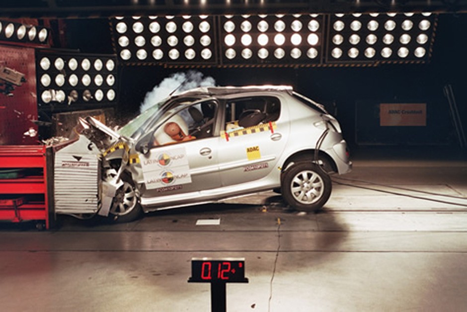 Peugeot 207 Compact com airbag: 2 estrelas para passageiro adulto (nota 7,13/16,00) e 2 estrelas para passageiro infantil (16,26/49,00); Sem airbag: 1 estrela para passageiro adulto (6,32/16,00) e 2 estrelas para passageiro infantil (16,25/49,00)