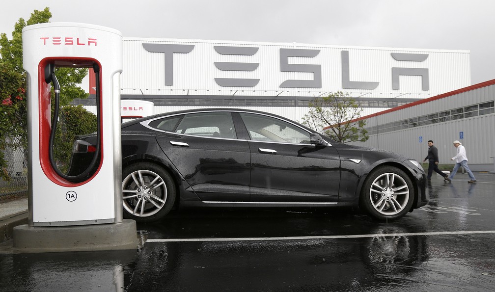Tesla ganhou fama mesmo com fabricação em pequena escala — Foto: AP Photo/Jeff Chiu