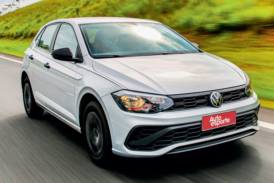 Volkswagen Polo Track 2025 na cor branca, visto de frente em diagonal
