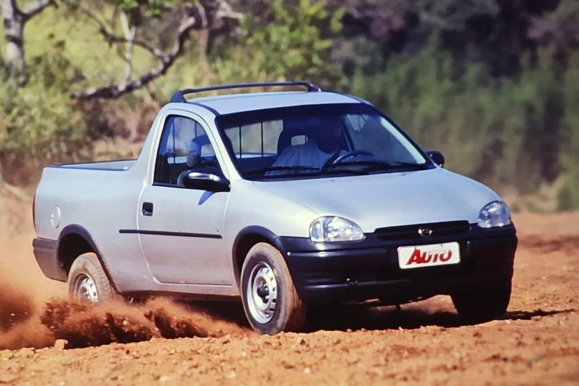 Troca de motor deixou picape Corsa 1.6 mais rápida (e beberrona) em 1996