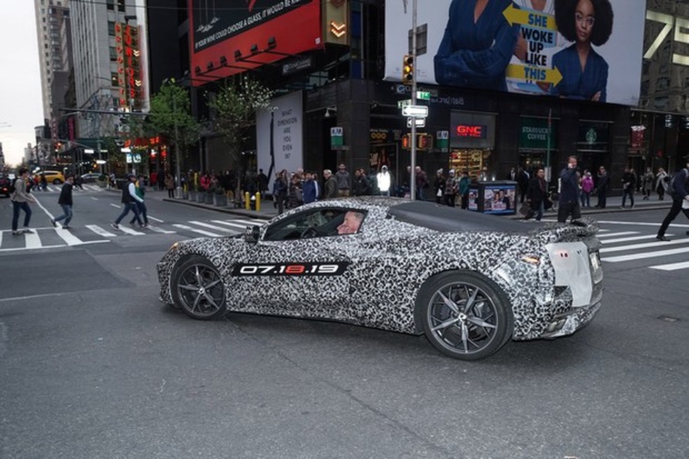 Chevrolet Corvette entregou data de apresentação na carroceria (Foto: Divulgação) — Foto: Auto Esporte