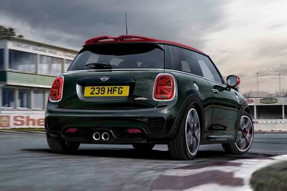 Traseira agora ostenta lanternas de leds com o estilo da bandeira da Inglaterra (Foto: Divulgação) — Foto: Auto Esporte
