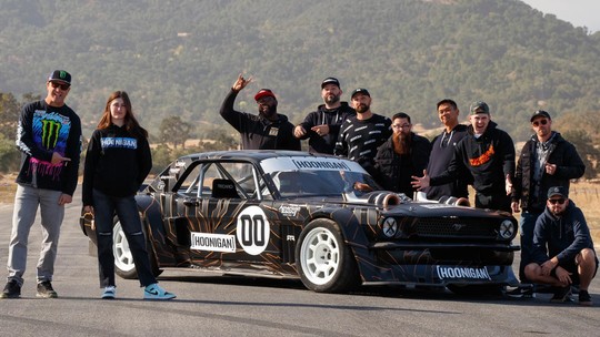 Menina de apenas 14 anos acelera Ford Mustang com 1.400 cv de potência