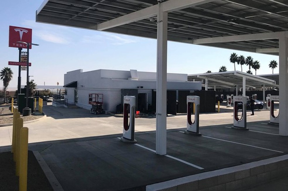 Posto de recarga Tesla Supercharger na cidade de Kettleman, nos Estados Unidos (Foto: Reprodução / MojaTeslaX / Facebook) — Foto: Auto Esporte