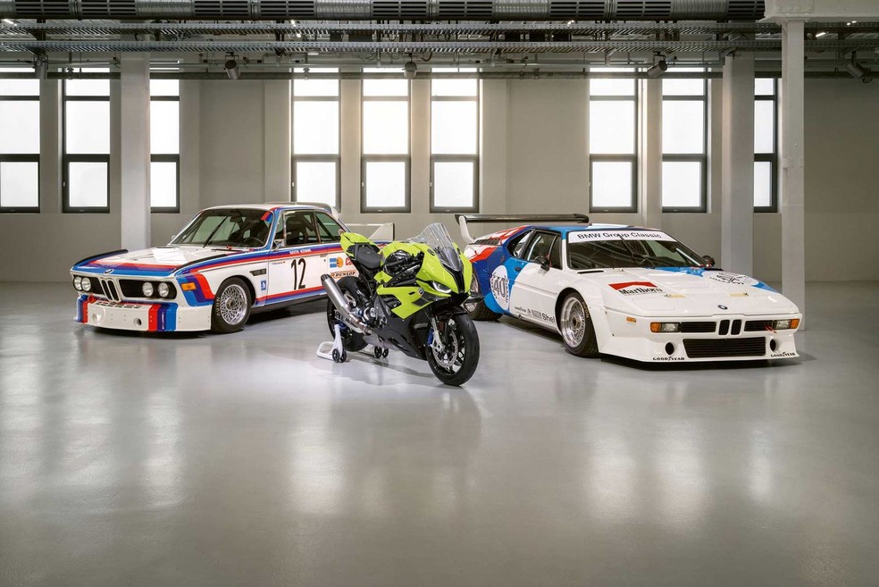 BMW M 1000 RR ao lado do primeiro M5 (à esquerda) e do M1 (à direita) — Foto: Divulgação