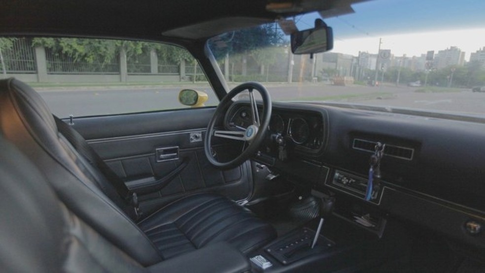 Capas dos bancos e detalhes em couros são novos, o interior do Camaro 1974 está zerado (Foto: Reprodução) — Foto: Auto Esporte