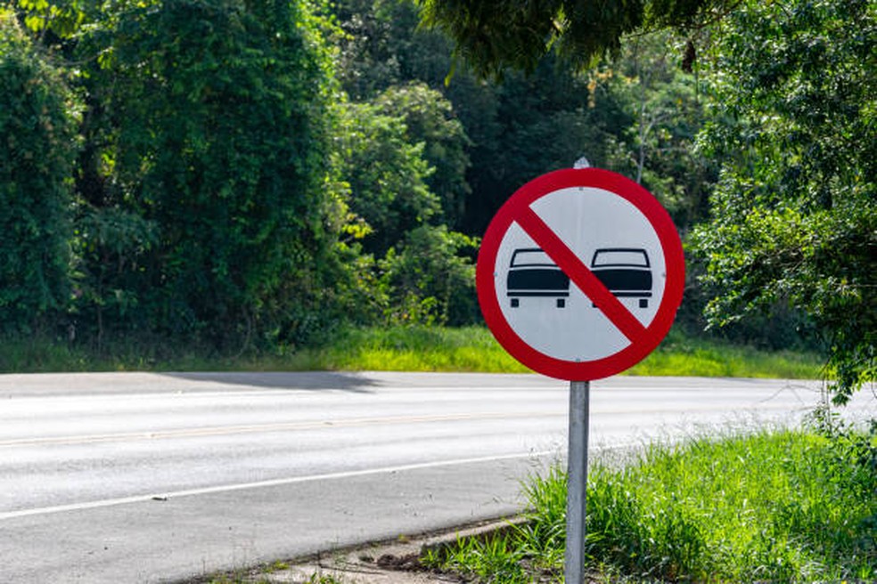 Ultrapassar em locais proibidos acarreta em multa de R$ 1.467,35 e sete pontos na CNH — Foto: Getty Images/iStockphoto