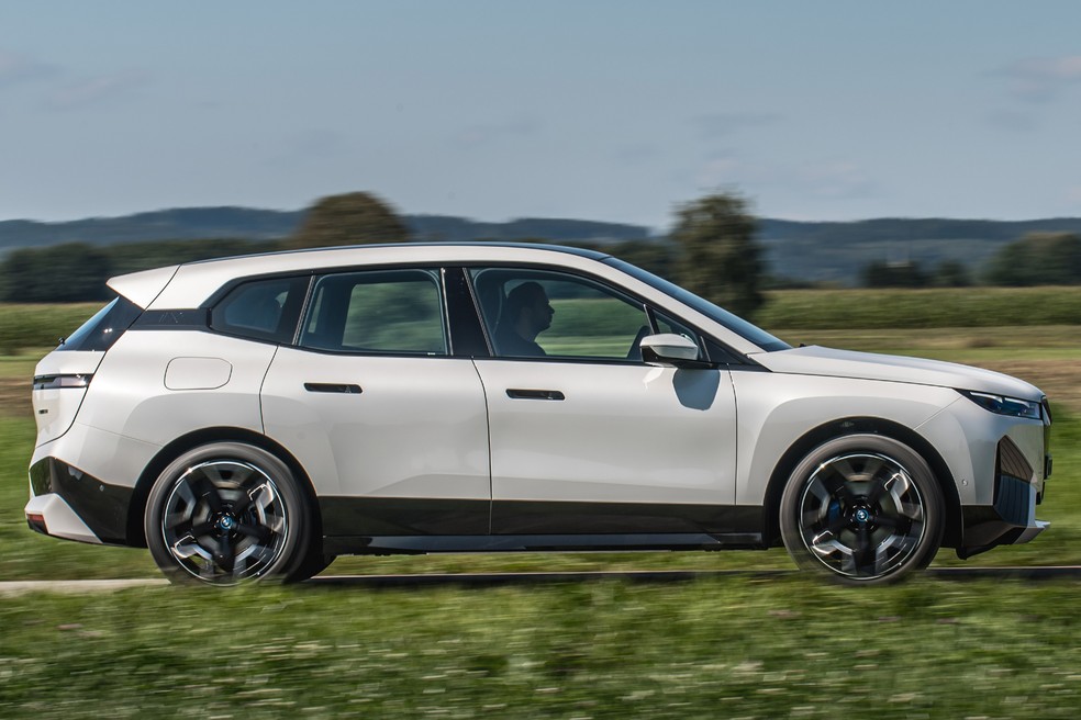 BMW iX tem comprimento e largura semelhantes aos do X5. A altura fica próxima à do X6 — Foto: Divulgação