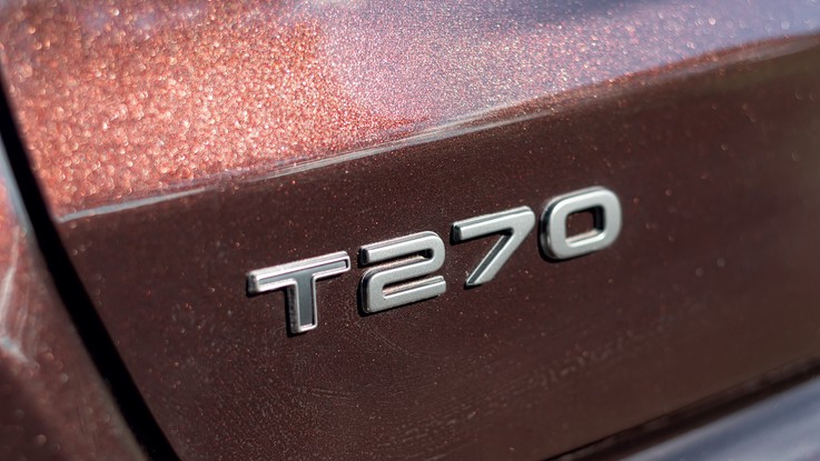Jeep Compass Série S - O T270 estampado na tampa do porta-malas marca o torque do novo motor: são 270 Nm, ou o equivalente a 27,5 quilos, que são entregues em baixa rotação: 1.750 rpm