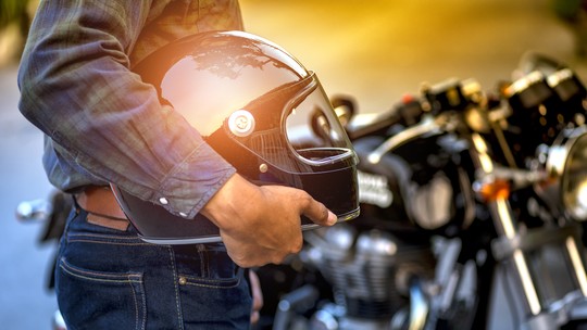 Multa por dirigir sem capacete: valor, pontos na CNH e outros detalhes