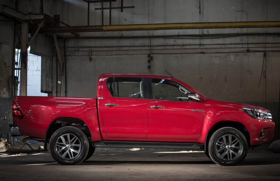 Lateral da Toyota Hilux 2016 (Foto: Divulgação) — Foto: Auto Esporte
