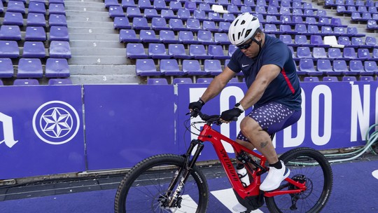 Bike elétrica de R$ 55 mil ajudou Ronaldo Fenômeno a rodar 500 km para pagar promessa