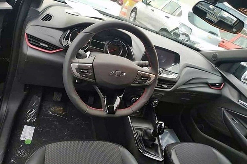 Flagras revelam o Chevrolet Onix RS, versão esportiva da nova geração do  hatch