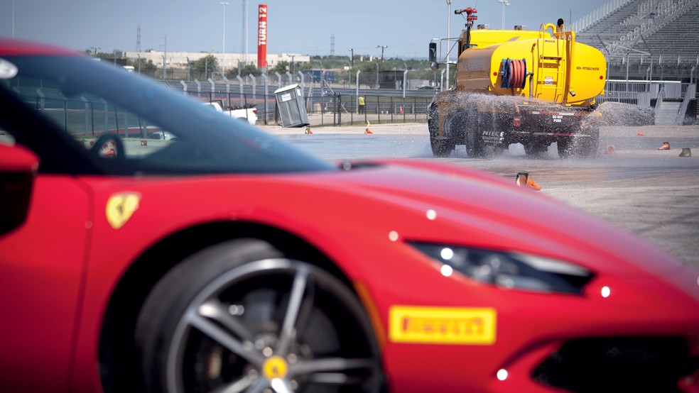 Circuito é molhado para facilitar as derrapagens controladas e também evitar que os pneus acabem mais rápido — Foto: Divulgação/Ferrari North America