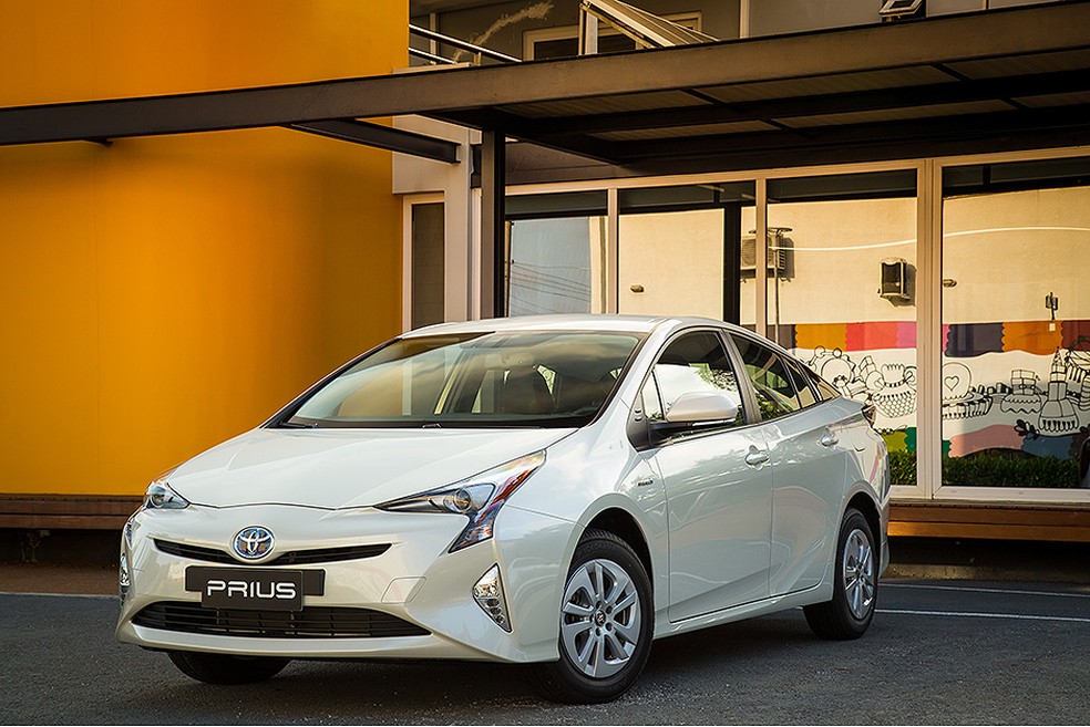 Toyota Prius tem visual exótico, mas é bem equipado e muito econômico — Foto: Auto Esporte