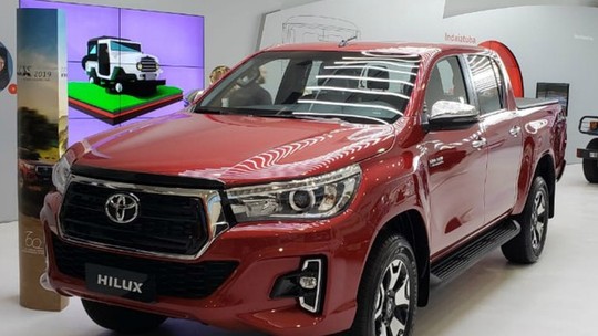 Toyota Hilux ganha linha 2019 com visual renovado no Brasil