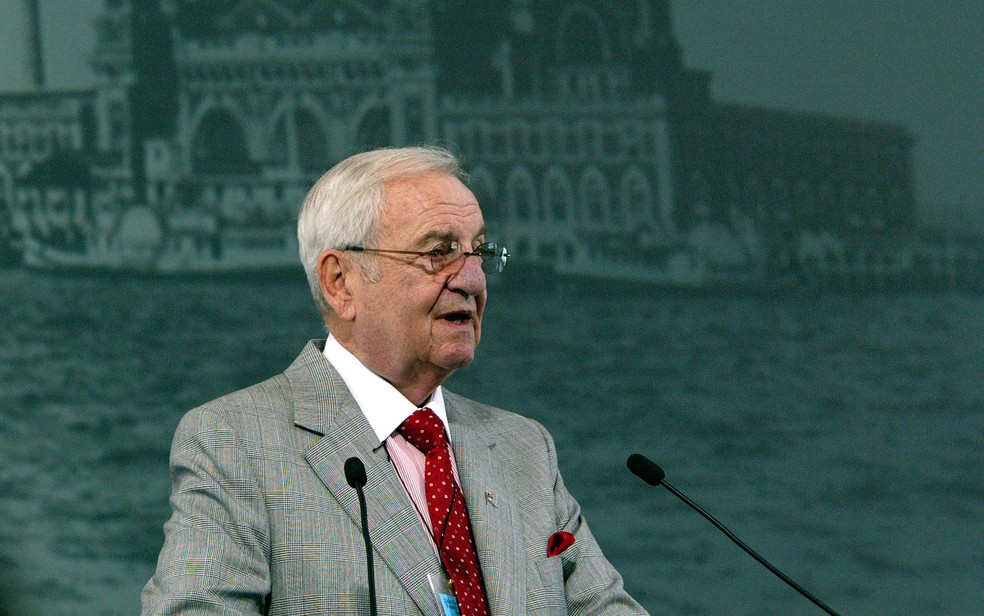Lee Iacocca em 2004 — Foto: Paul Hawthorne / Getty Images / AFP Photo