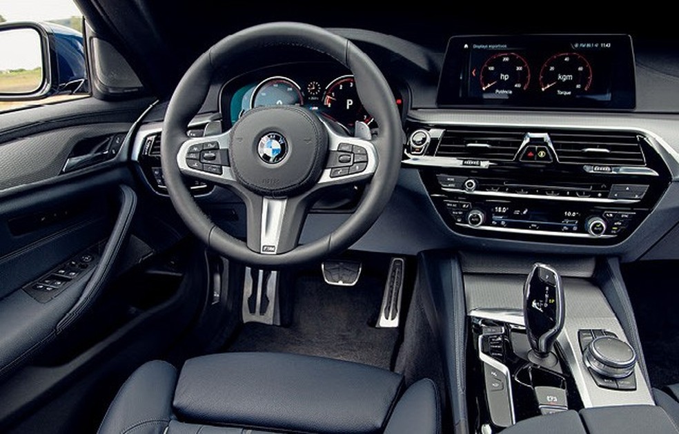 A ergonomia é perfeita e boa parte das superfícies é revestida de couro — Foto: Auto Esporte