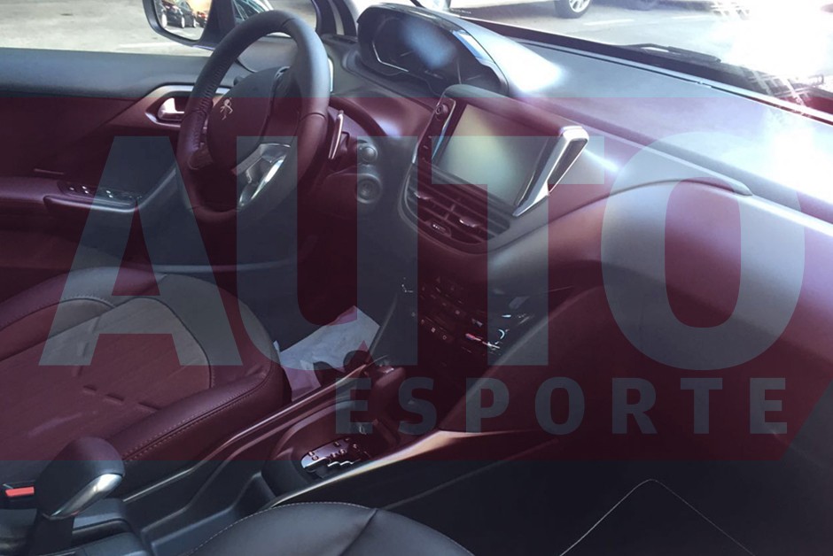 Flagramos o novo Peugeot 2008 Crossway